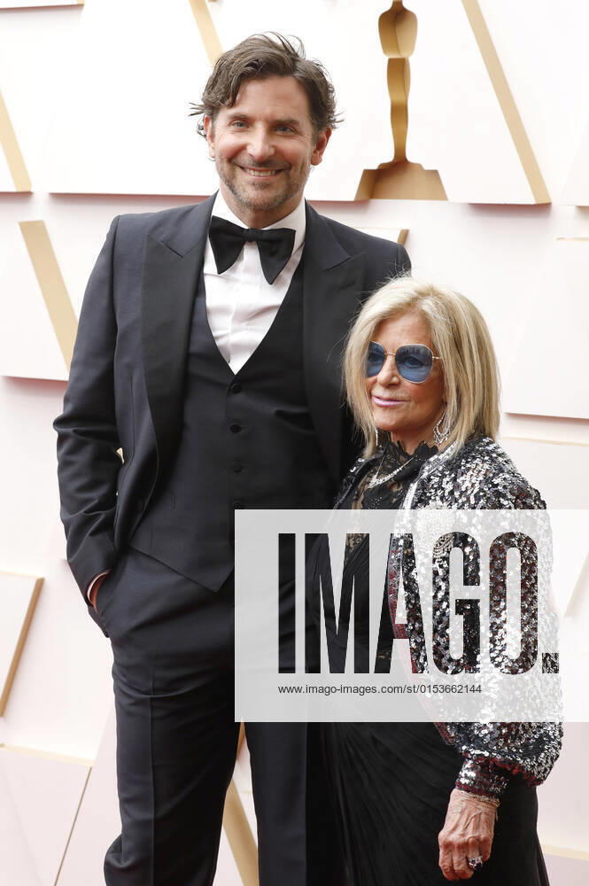 Bradley Cooper with mother Gloria Campano at the 2022 94th Annual Academy Awards at the Dolby Theatre at Hollywood Highland Center Los Angeles, 27 03 2022. Foto:xD.xBedrosianx xFuturexImage