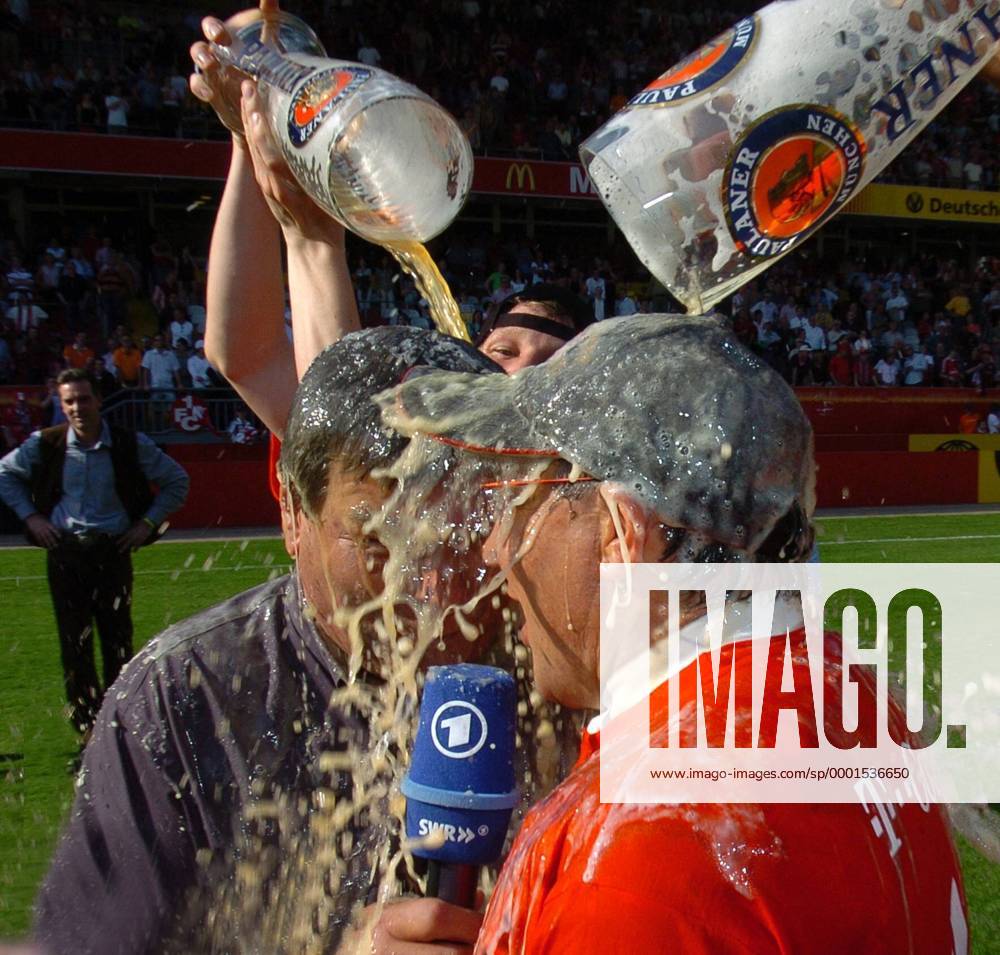 ARD Reporter Waldemar Hartmann (li.) bei einem feuchtfröhlichen Interview mit Trainer Felix Magath (Bayern) Fußball 1. BL Herren Saison 2004 2005, FC Bayern München, Deutscher Meister, Meisterfeier, Feier Gruppe o0 Sieg, Sieger Kaiserslautern Freude,