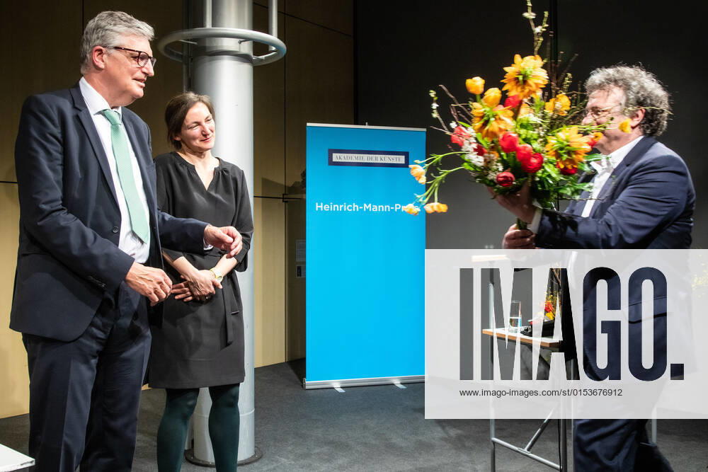 Reading Heinrich Mann Prize 2022 to Lothar Müller Ingo Schulze congratulates and with Jutta Person Laudatorin in the Academy of Arts Berlin Sun