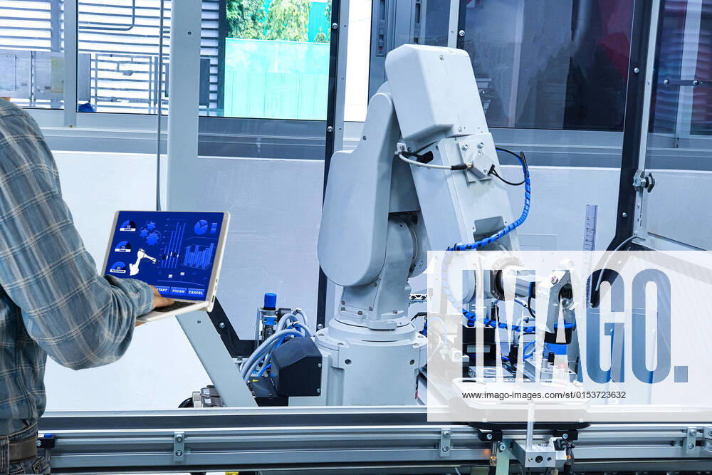 IMAGO Creative: Business, Inflation und Lieferketten Manager engineer check control automation Robotic arms, industrial robots, factory automation machines, model released, , property released, , 33246174.jpg, application, arm, assembly, auto, automate, automated, automation, automobile, business, computer, connect, construction, control, cyber, digital, electronics, engineer, engineering, factory, future, futuristic, industrial, industry, industry 4.0, intelligence, logistic, machine, machinery, man, management, manager, manufacture, manufacturing, modern, operation, precision, process, production, robot, robotic, row, service, technology, transportation, welding, wireless, work, working, workshop