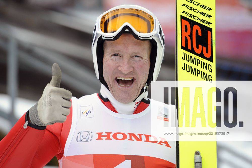 Eddie The Eagle (Michael EDWARDS,ENG,ehemailger britischer Skispringer) als Teilnehmer eines Kinderskispringens am Rande des Auftaktspringens der Vierschanezntournee. Skispringen,62.Internationale Vierschanzentournee 2013 14,Oberstdorf,Erdinger Arena am 29.12.2013.
