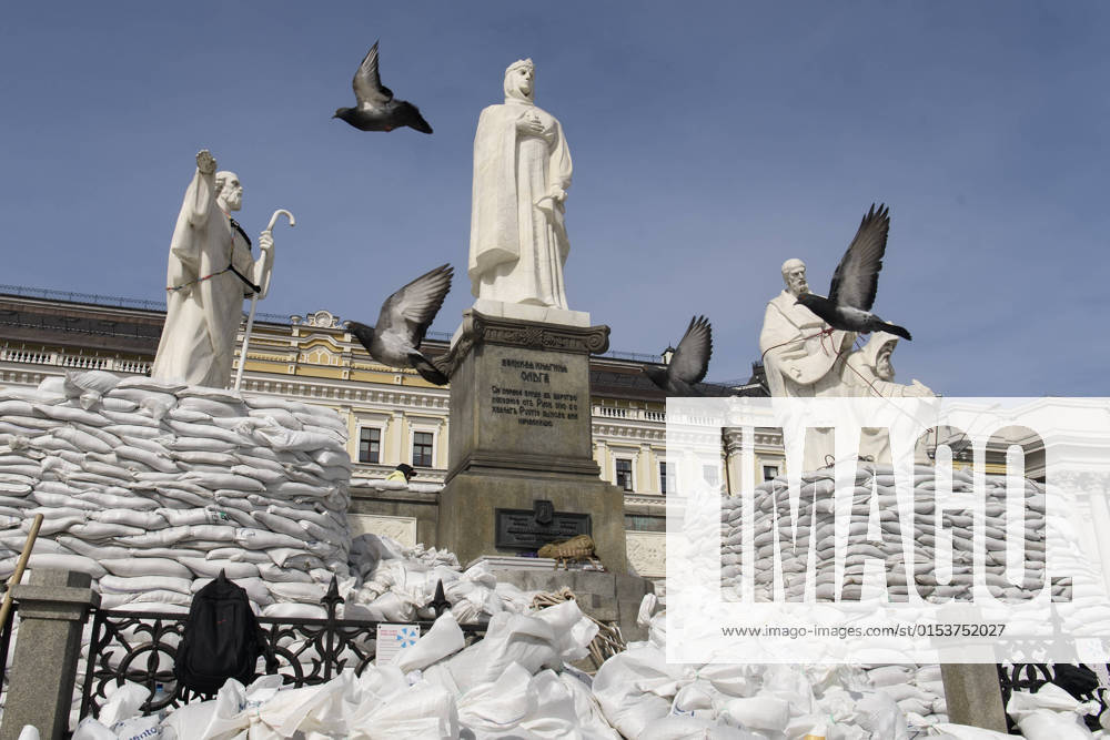 Russians Continue War In Ukraine Volunteers cover a monument of the Princess Olga, Apostle Andrew, Cyril and Methodius of sand bags for protection as Russia s invasion of Ukraine continues, in historical center of Kyiv, Ukraine March 28, 2022 Kyiv Ukraine