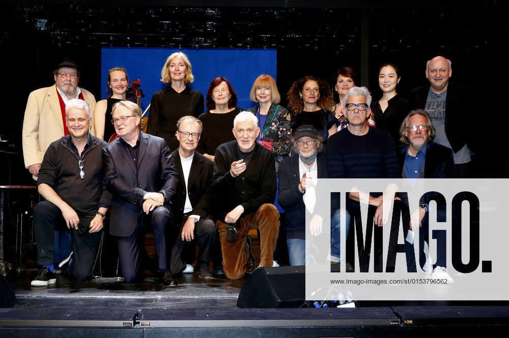 Walter Plathe, Martin Woelffer, Aleke Alpermann, Klaus Hoffmann, Katja Weitzenböck, Hawo Bleich, Brigitte Grothum, Ilja Richter, Ursela Monn, Michel Bergmann, Adriana Altaras, Gayle Tufts, Dominic Raacke, Yoonji Kim, Harald Martenstein and Harry Ermer at the photo session for the benefit gala Shilling for Ukraine at the Komödie am Kurfürstendamm at the Sc Foto:xA.xFuturexImage