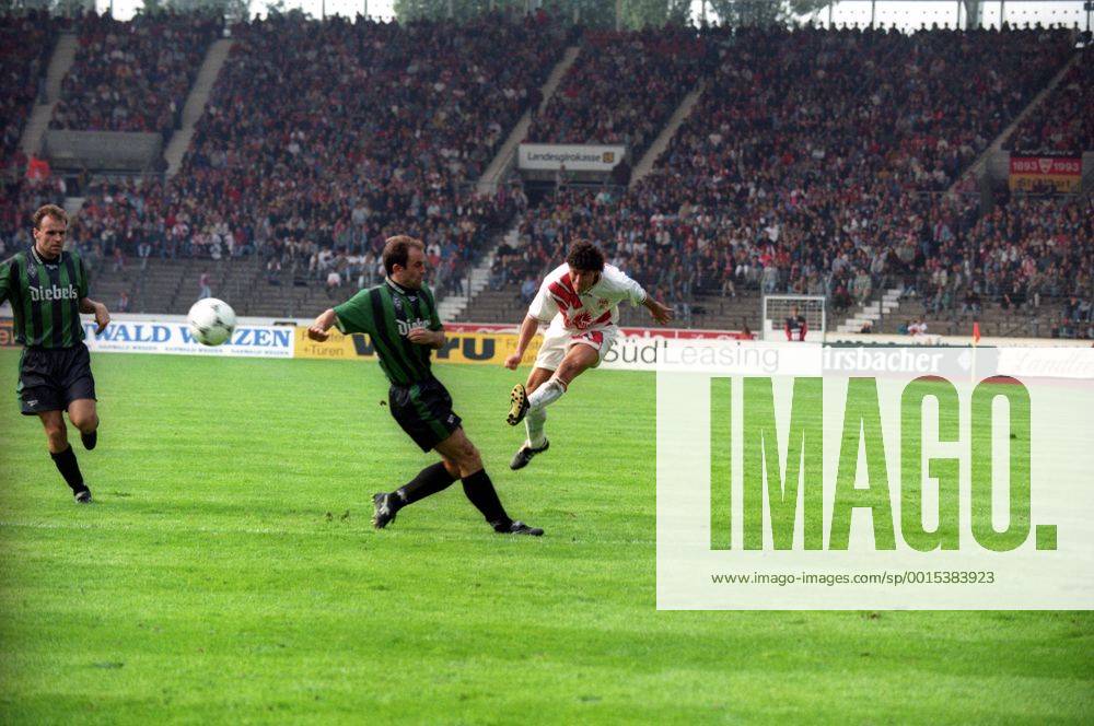 VfB Stuttgart - Borussia Mönchengladbach: Krassimir Balakov (re., Stuttgart) mit dem Schuss zum 3:0, li.: Martin Schneider, mi.: Christian Hochstätter (beide Gladbach)