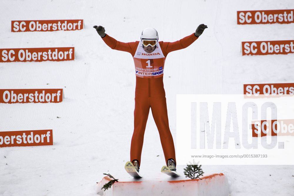 Showspringen mit Michael EDWARDS alias Eddie the Eagle. Skispringen, Vierschanzentournee, am 29.12.2013 in Oberstdorf E R D I N G E R A R E N A Deutschland.