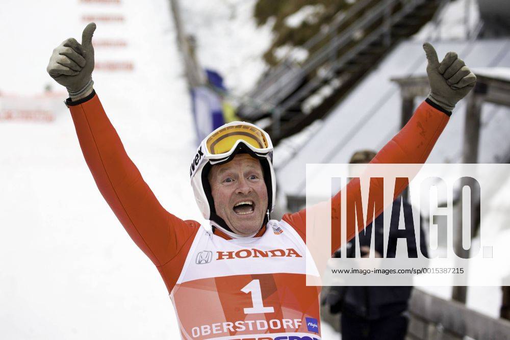 Showspringen mit Michael EDWARDS alias Eddie the Eagle. Skispringen, Vierschanzentournee, am 29.12.2013 in Oberstdorf E R D I N G E R A R E N A Deutschland.