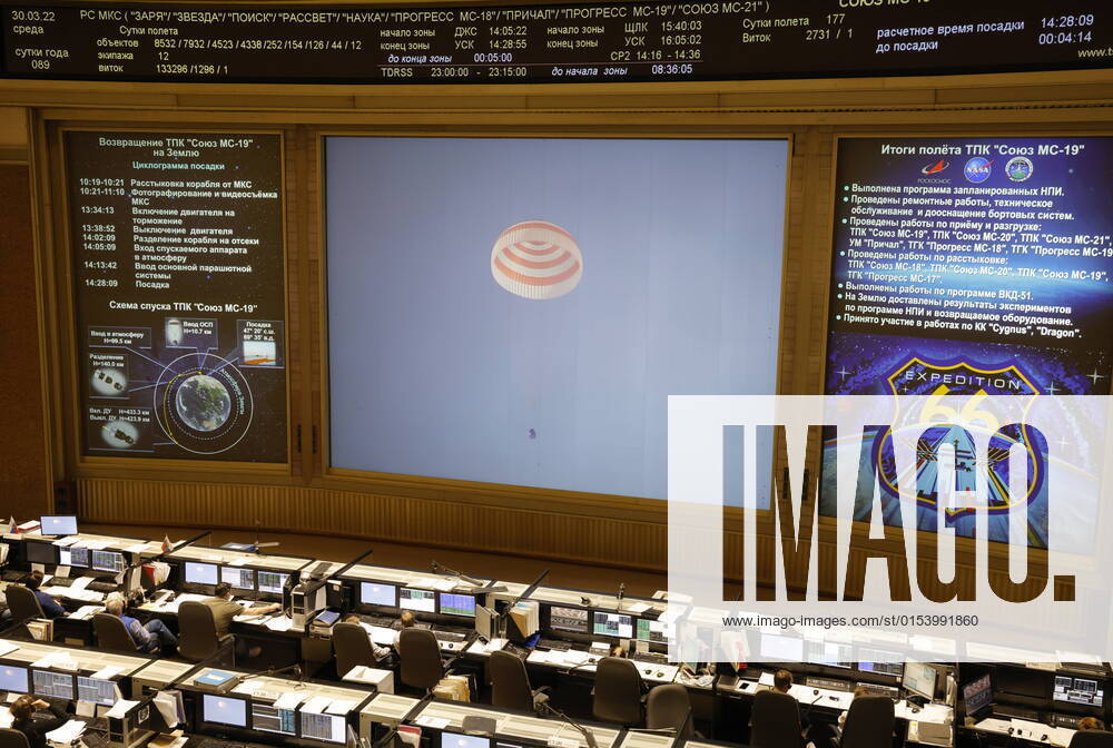 Kasachstan, US-Astronaut und zwei Kosmonauten, Rückkehr von der ISS in Sojus-Kapsel KOROLEV, MOSCOW REGION, RUSSIA - MARCH 30, 2022: A screen shows a live broadcast of the landing of the Soyuz MS-19 crew at the Mission Control Center of the Roscosmos State Corporation. The spacecraft carrying Roscosmos cosmonauts Anton Shkaplerov, Pyotr Dubrov and NASA astronaut Mark Thomas Vande Hei landed 147 km south-east of Zhezqazghan, Kazakhstan, at 14:28 Moscow time. Mikhail Japaridze TASS TS12A3AB