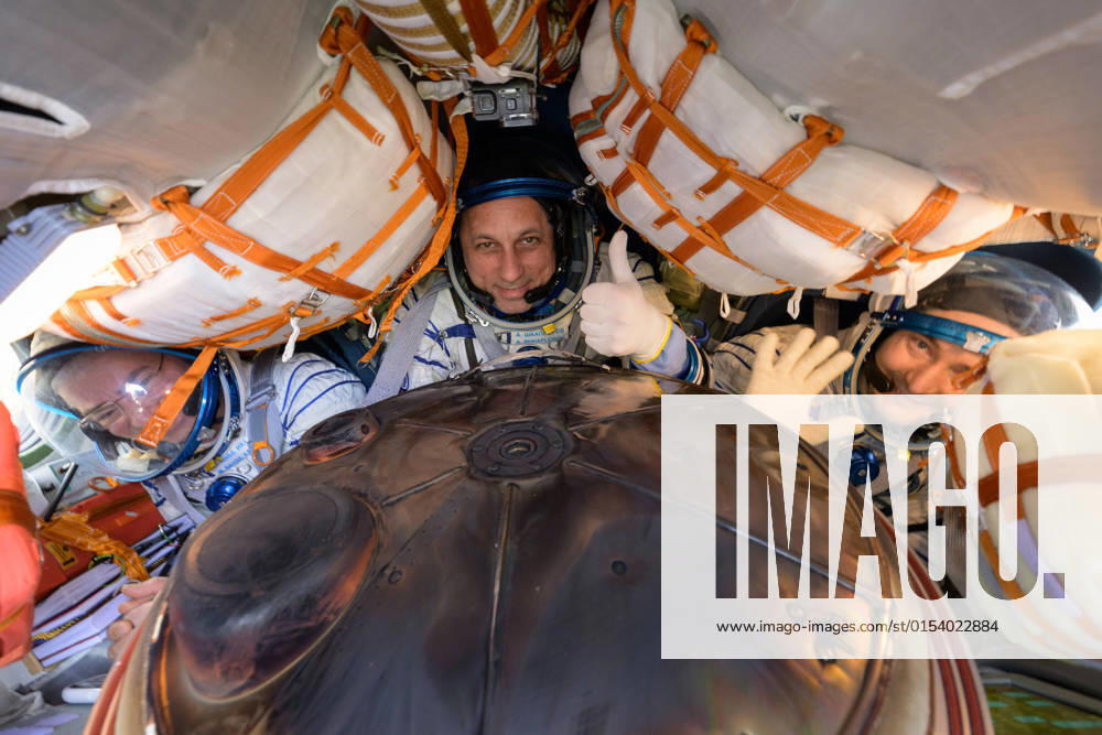 Expedition 66 crew members Mark Vande Hei of NASA, left, cosmonauts Anton Shkaplerov, center, and Pyotr Dubrov of Roscosmos, are seen inside their Soyuz MS-19 spacecraft after is landed in a remote area near the town of Zhezkazgan, Kazakhstan, on Wednesday, March 30, 2022. Vande Hei and Dubrov are returning to Earth after logging 355 days in space as members of Expeditions 64-66 aboard the International Space Station. For Vande Hei, his mission is the longest single spaceflight by a U.S. astronaut in history. Shkaplerov is returning after 176 days in space, serving as a Flight Engineer for Expedition 65 and commander of Expedition 66. NASA WAX2022033001 BILLxINGALLS