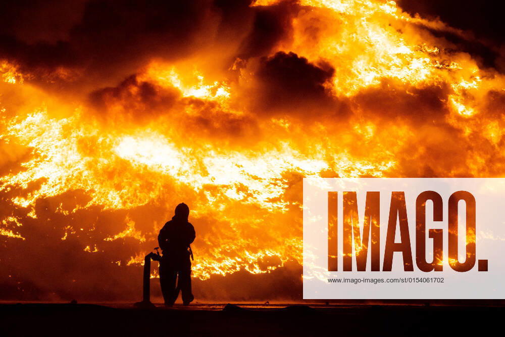 Brandenburg, Germany, GER A major fire broke out at a tire storage yard in the Oranienburg South industrial park near Berlin on Wednesday evening The fire department was on site with numerous emergency personnel to extinguish the major fire The extinguishing work was still continuing early Thursday morning
