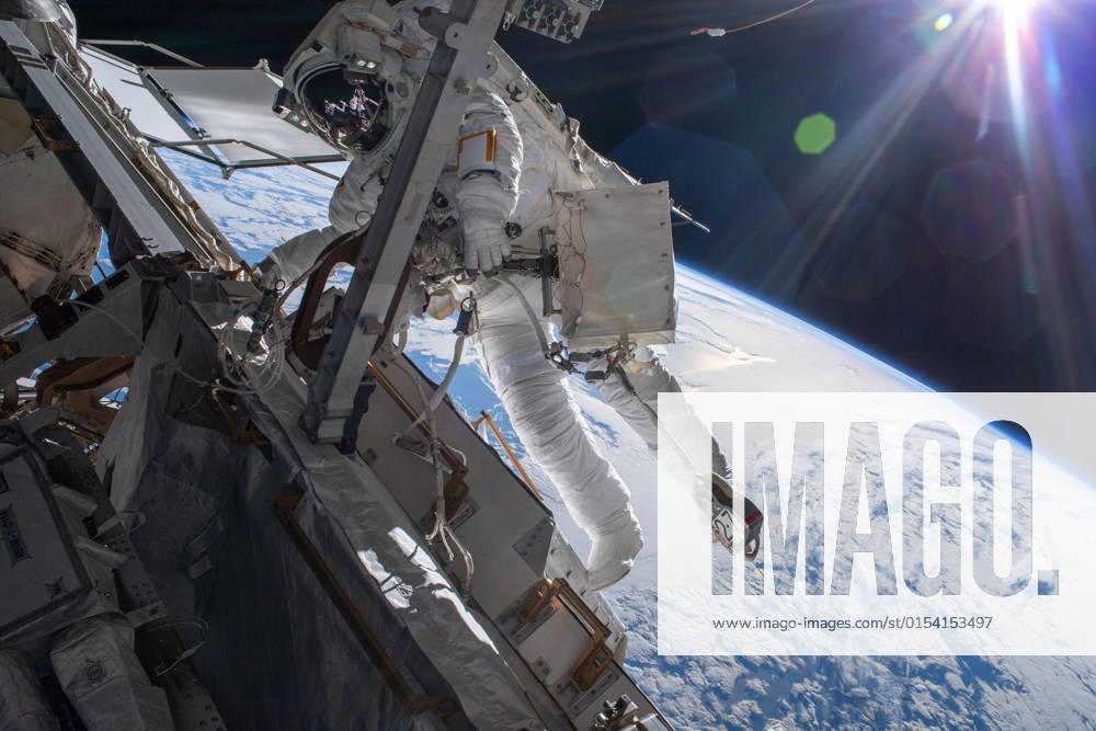 ISS, Astronaut Matthias Maurer bei seinem Außeneinsatz an der Raumstation March 23, 2022, Earth Atmosphere: Astronaut Matthias Maurer of ESA (European Space Agency) is pictured on the International Space Station s truss structure during a spacewalk to install thermal gear and electronics components on the orbiting lab. The space station was 268 miles above the Pacific Ocean off the coast of New Zealand. Earth Atmosphere - ZUMAz03_ 20220323_ssw_z03_110