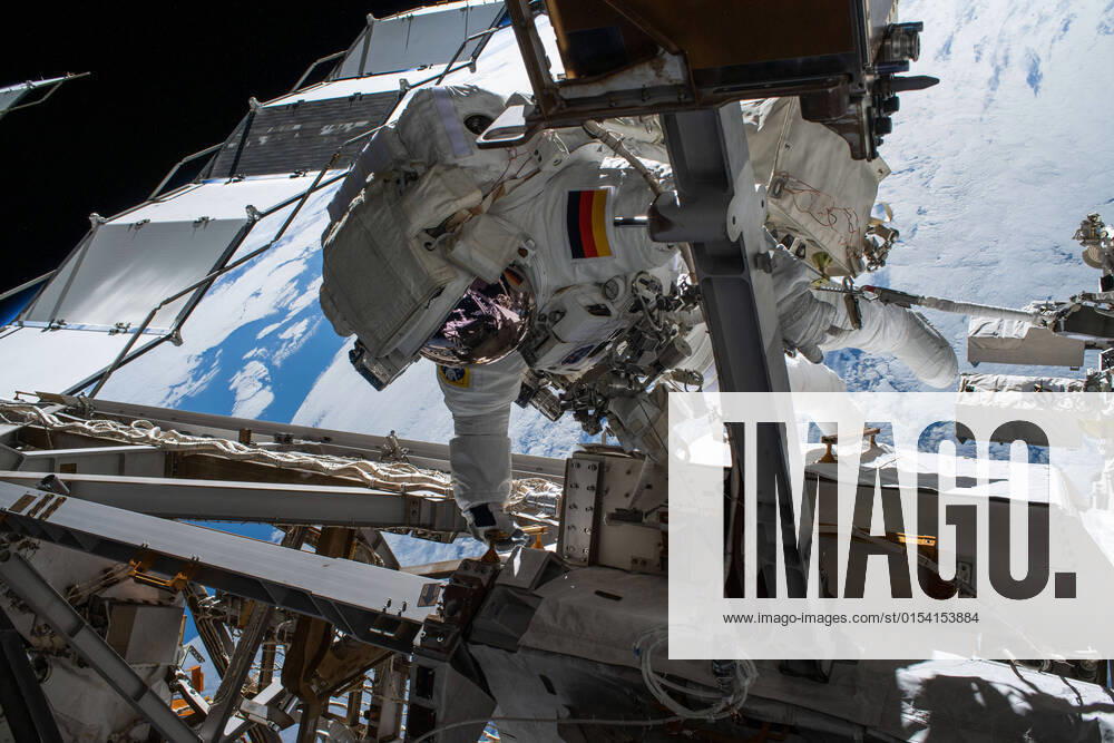 ISS, Astronaut Matthias Maurer bei seinem Außeneinsatz an der Raumstation March 23, 2022, Earth Atmosphere: Astronaut Matthias Maurer of ESA (European Space Agency) is pictured on the International Space Station s truss structure during a spacewalk to install thermal gear and electronics components on the orbiting lab. Earth Atmosphere - ZUMAz03_ 20220323_ssw_z03_108