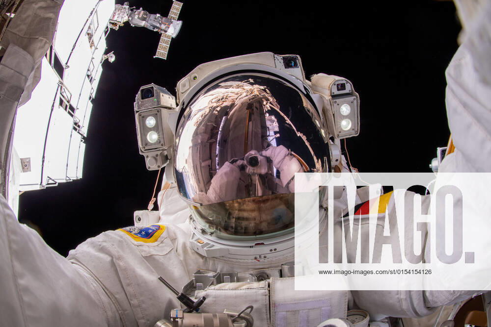 ISS, Astronaut Matthias Maurer bei seinem Außeneinsatz an der Raumstation March 23, 2022, Earth Atmosphere: ESA (European Space Agency) astronaut and Expedition 66 Flight Engineer MATTHIAS MAURER points the camera toward himself and takes a space-selfie during a six-hour and 54-minute spacewalk to install thermal gear and electronic components on the International Space Station. Earth Atmosphere - ZUMAz03_ 20220323_ssw_z03_103