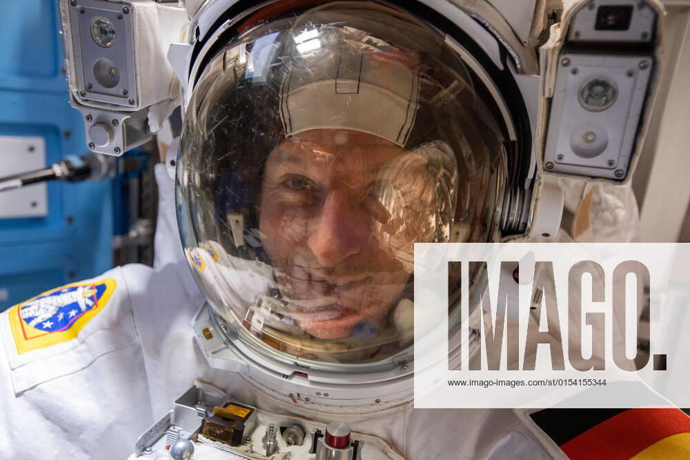 ISS, Astronaut Matthias Maurer bei seinem Außeneinsatz an der Raumstation March 23, 2022, Earth Atmosphere: ESA (European Space Agency) astronaut and Expediution 66 Flight Engineer Matthias Maurer spacesuit is pictured in his U.S. spacesuit prior to beginning a spacewalk to install thermal gear and electronics components on the International Space Station. Earth Atmosphere - ZUMAz03_ 20220323_ssw_z03_099