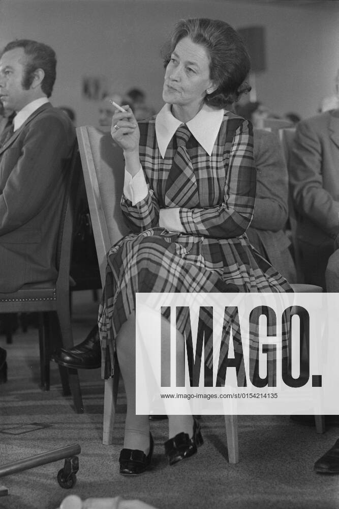 Katharina FOCKE, SPD, Federal Minister of Family Affairs, Federal Minister for Family, Youth and Health, sitting on a chair and smoking a cigarette, portrait, portrait, cropped single image, single subject, whole figure, whole body, 08 12 1972, black and white photo