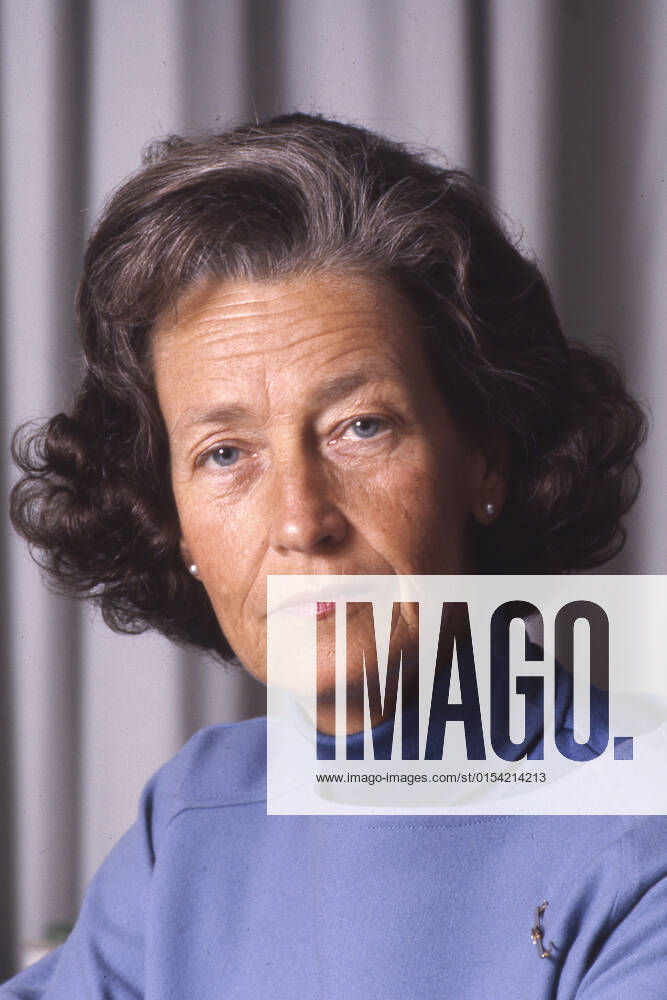 Katharina FOCKE, SPD, Federal Minister for Family, Youth and Health, portrait, portrait, cropped single image, single subject,