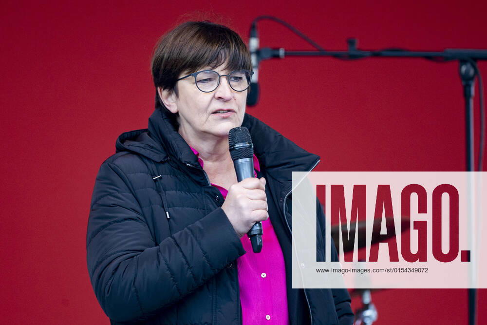 Essen , The SPD in North Rhine-Westphalia opens its campaign for the state election in NRW with an event at Burgplatz in Essen , the hometown of top candidate Thomas Kutschaty Nationwide SPD political prominence present Federal Chairwoman Saskia Esken