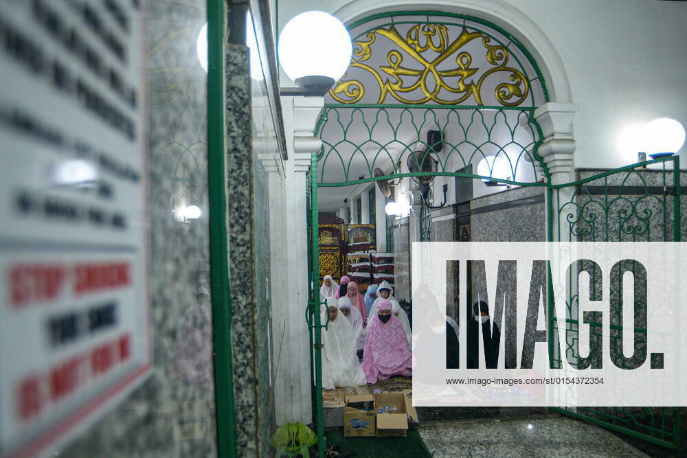 Muslims perform the first tarawih prayer at the Sultan Mahmud Badaruddin I Jayo Wikramo Mosque. In the holy month of Ramadan 2022, the public is allowed to perform tarawih prayers in congregation at the mosque after the previous year using the health protocols that were in effect during the spread of the coronavirus outbreak in Indonesia. Palembang Indonesia - ZUMA 20220402_mda_p194_029