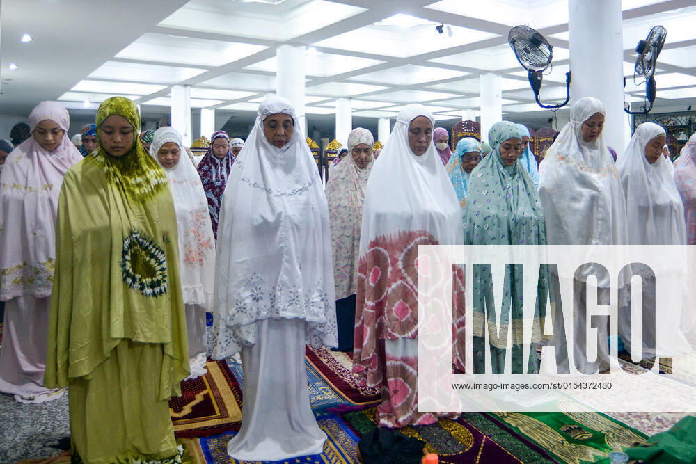 Muslims perform the first tarawih prayer at the Sultan Mahmud Badaruddin I Jayo Wikramo Mosque. In the holy month of Ramadan 2022, the public is allowed to perform tarawih prayers in congregation at the mosque after the previous year using the health protocols that were in effect during the spread of the coronavirus outbreak in Indonesia. Palembang Indonesia - ZUMA 20220402_mda_p194_031