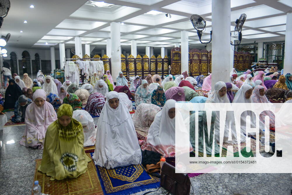 Muslims perform the first tarawih prayer at the Sultan Mahmud Badaruddin I Jayo Wikramo Mosque. In the holy month of Ramadan 2022, the public is allowed to perform tarawih prayers in congregation at the mosque after the previous year using the health protocols that were in effect during the spread of the coronavirus outbreak in Indonesia. Palembang Indonesia - ZUMA 20220402_mda_p194_032