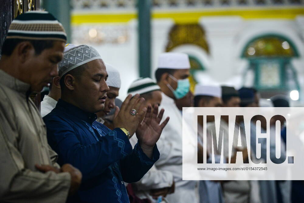 Muslims perform the first tarawih prayer at the Sultan Mahmud Badaruddin I Jayo Wikramo Mosque. In the holy month of Ramadan 2022, the public is allowed to perform tarawih prayers in congregation at the mosque after the previous year using the health protocols that were in effect during the spread of the coronavirus outbreak in Indonesia. Palembang Indonesia - ZUMA 20220402_mda_p194_034