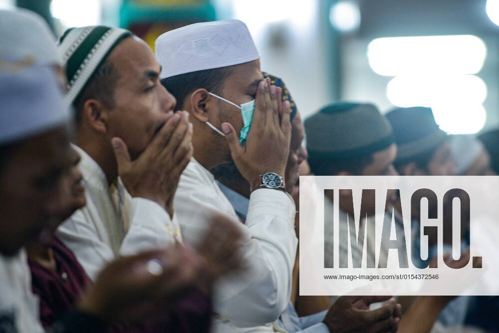 Muslims perform the first tarawih prayer at the Sultan Mahmud Badaruddin I Jayo Wikramo Mosque. In the holy month of Ramadan 2022, the public is allowed to perform tarawih prayers in congregation at the mosque after the previous year using the health protocols that were in effect during the spread of the coronavirus outbreak in Indonesia. Palembang Indonesia - ZUMA 20220402_mda_p194_035