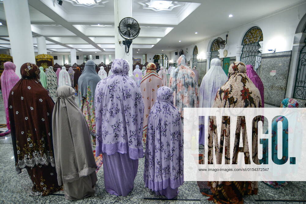 Muslims perform the first tarawih prayer at the Sultan Mahmud Badaruddin I Jayo Wikramo Mosque. In the holy month of Ramadan 2022, the public is allowed to perform tarawih prayers in congregation at the mosque after the previous year using the health protocols that were in effect during the spread of the coronavirus outbreak in Indonesia. Palembang Indonesia - ZUMA 20220402_mda_p194_036