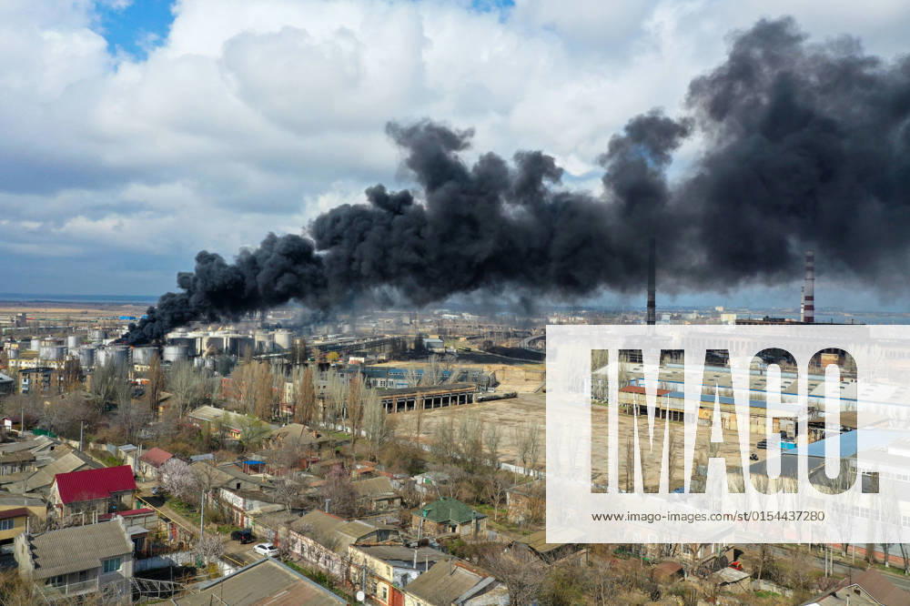 Odessa, fire of a fuel depot following a Russian strike, this morning at 6 am five Russian missiles hit the fuel refinery in Odessa GillesxBaderx Pictorium LePictorium_0262034