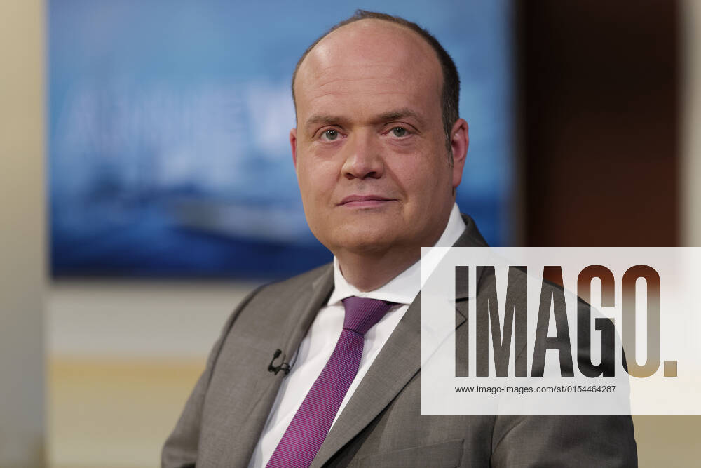 Robin Alexander on Anne Will 2022 03 30, Germany, Berlin Robin Alexander, deputy editor-in-chief Die Welt and book author, guest on Anne Will on Ersten Deutsches Fernsehen Topic of ARD political talk show Dispute over Russian oil and gas Should Germany stop imports immediately
