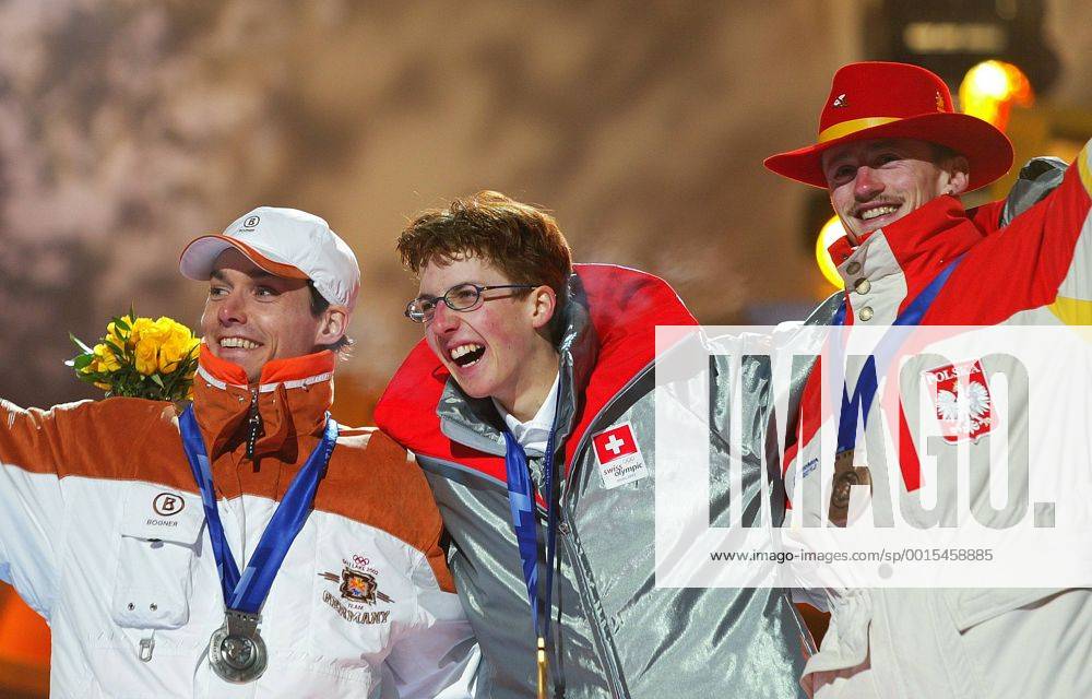 Olympische Winterspiele 2002 Salt Lake City 10.02.2002 Siegerehrung Skispringen 90 Meter Schanze: Sieger Simon Ammann (Mitte, Schweiz), Zweiter Sven Hannawald (Deutschland) und Dritter Adam Malysz (Polen)