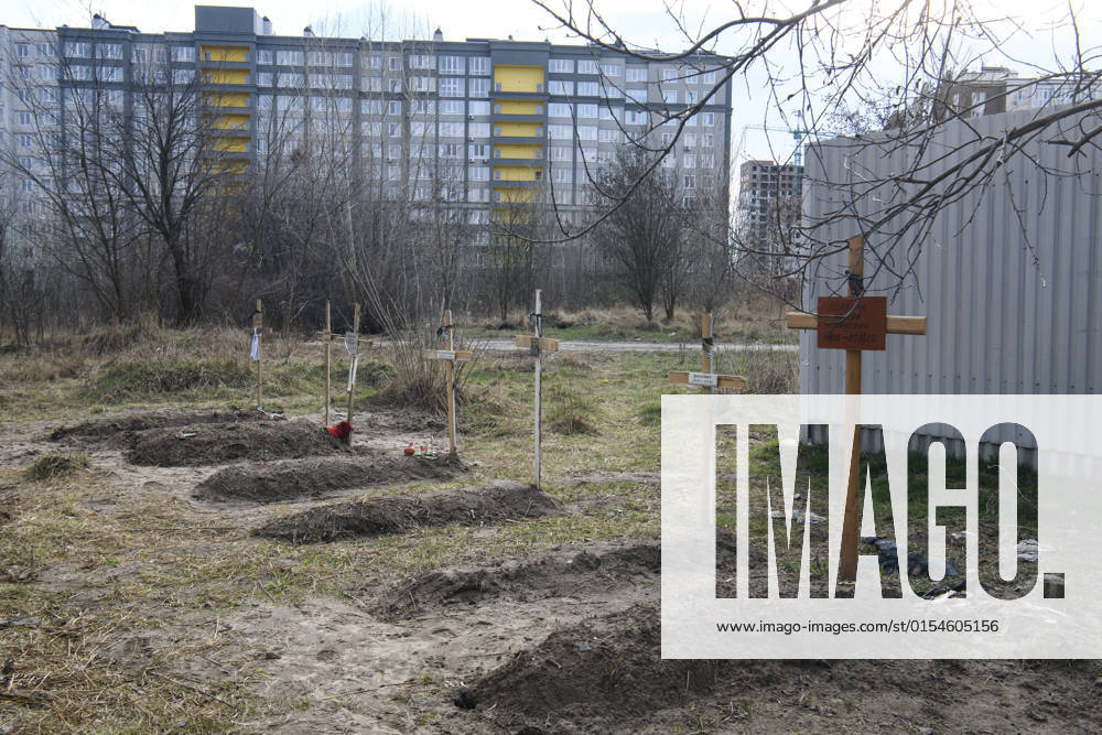 Ukraine-Krieg, Jahrestag der Invasion, Chronologie der Ereignisse, Archivbilder Ukraine-Konflikt, Eindrücke aus Butscha Situation In The Recaptured By The Ukrainian Army Bucha City Near Kyiv, Ukraine Graves with bodies of civilians next to apartments blocks in the recaptured by the Ukrainian army Bucha city near Kyiv, Ukraine, 04 April 2022. Bucha Ukraine
