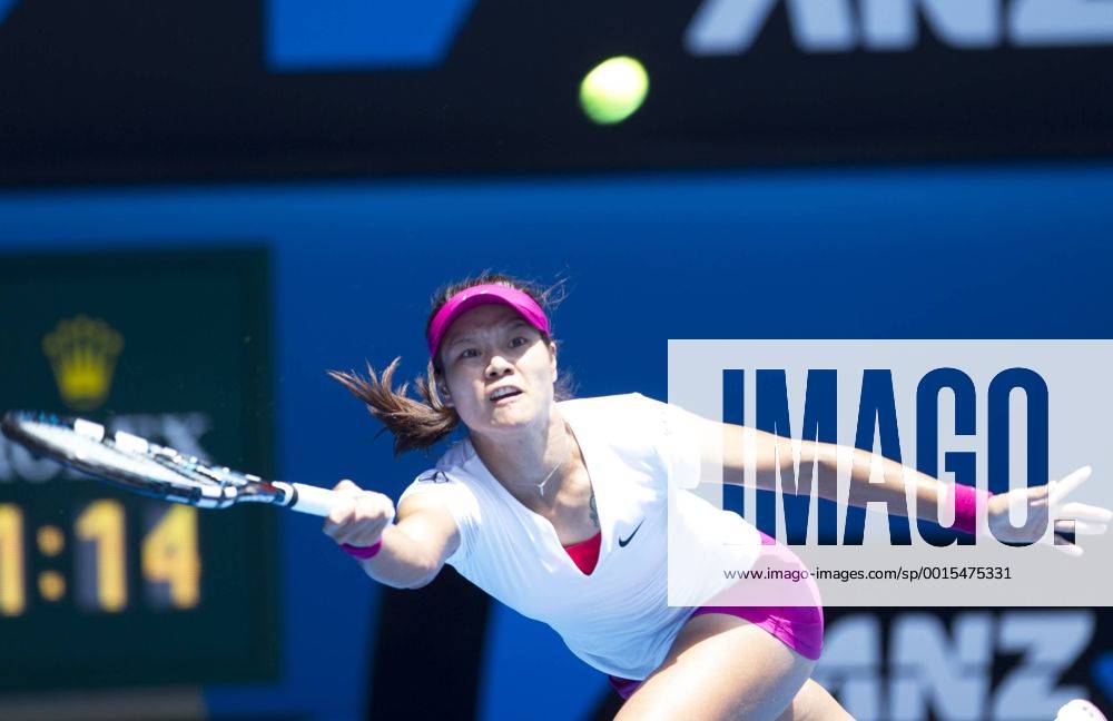(140115) -- MELBOURNE, Jan. 15, 2014 (Xinhua) -- Li Na of China hits a returns during her women s singles second round match at the 2014 Australian Open tennis tournament in Melbourne Australia, on Jan. 15, 2014. Li Na won 2-0. (Xinhua Jin Linpeng) (SP)AUSTRALIA-MELBOURNE-TENNIS-AUSTRALIAN OPEN