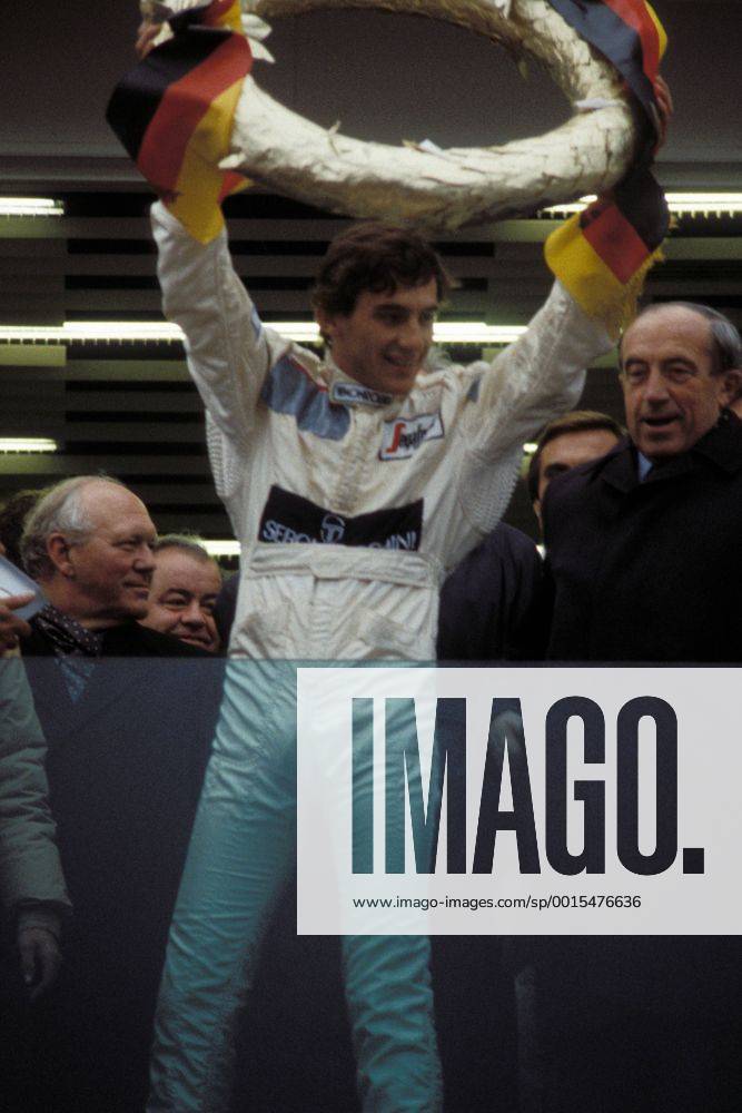 Eröffnungsrennen auf dem Nürburgring, Siegerehrung: Sieger Ayrton Senna mit dem Siegerkranz, re.: Werner Dollinger (Bundesminister für Verkehr)