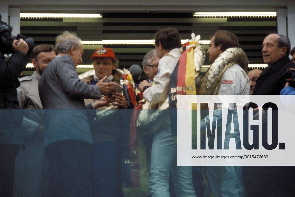 Eröffnungsrennen auf dem Nürburgring, Siegerehrung: Ayrton Senna (mi.), Carlos Reutemann (2.v.re.) und Niki Lauda mit ihren Siegerkränzen, re.: Werner Dollinger (Bundesminister für Verkehr)