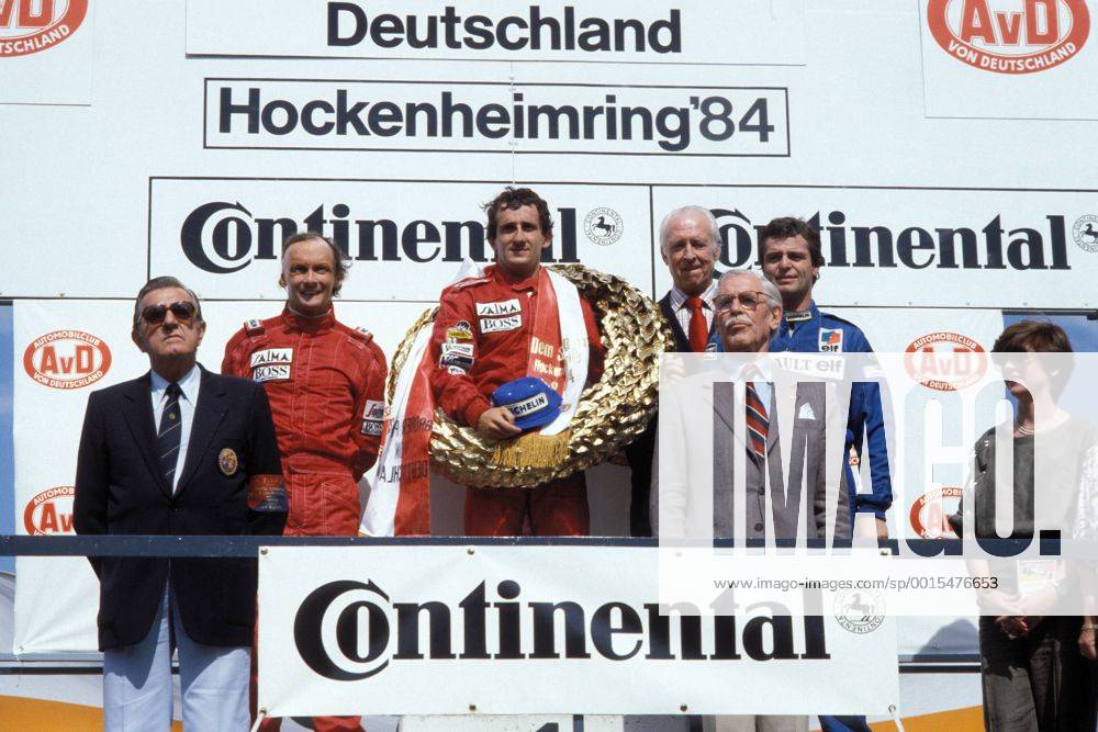 Großer Preis von Deutschland auf dem Hockenheimring, Siegerehrung: Sieger Alain Prost (3.v.li.) mit Kranz, Niki Lauda (2.v.li., beide McLaren), Derek Warwick (2.v.re., Renault)