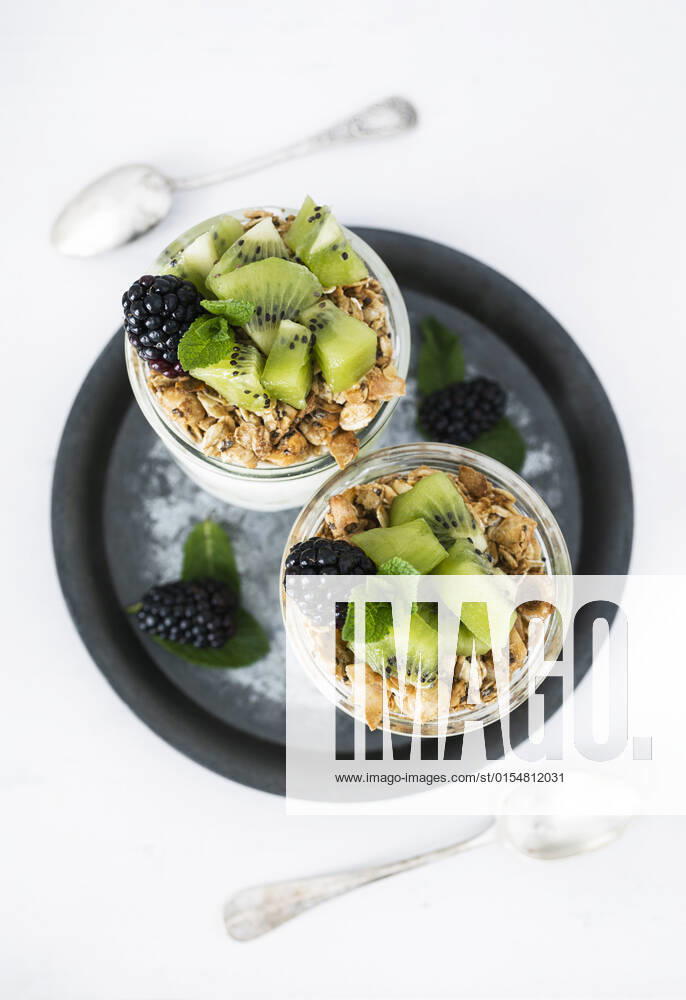 Kiwi and blackberry parfait with homemade granola Madrid, Community of Madrid, Spain CR_SYSY220404-958131-01