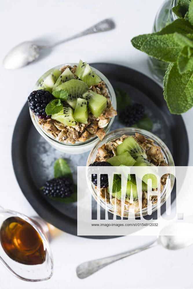 Kiwi and blackberry parfait with homemade granola Madrid, Community of Madrid, Spain CR_SYSY220404-958132-01