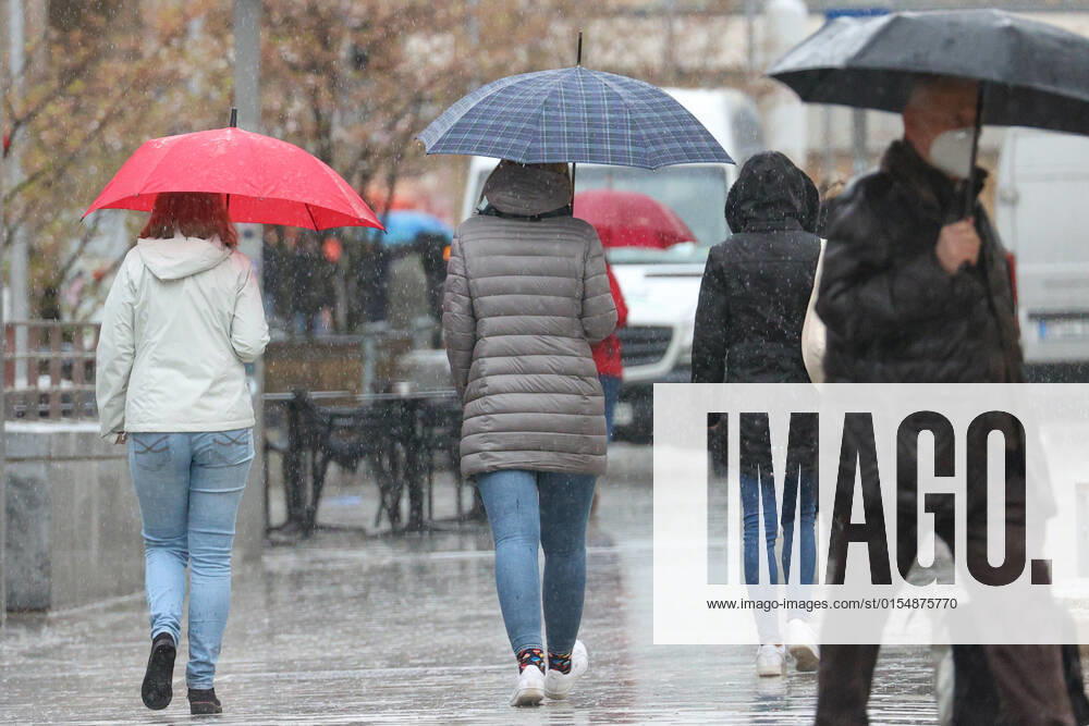 Lower Saxony, Hanover storm low NASIM over the region passers-by walk with umbrellas through the city center , symbol photo, weather, rain, umbrellas,