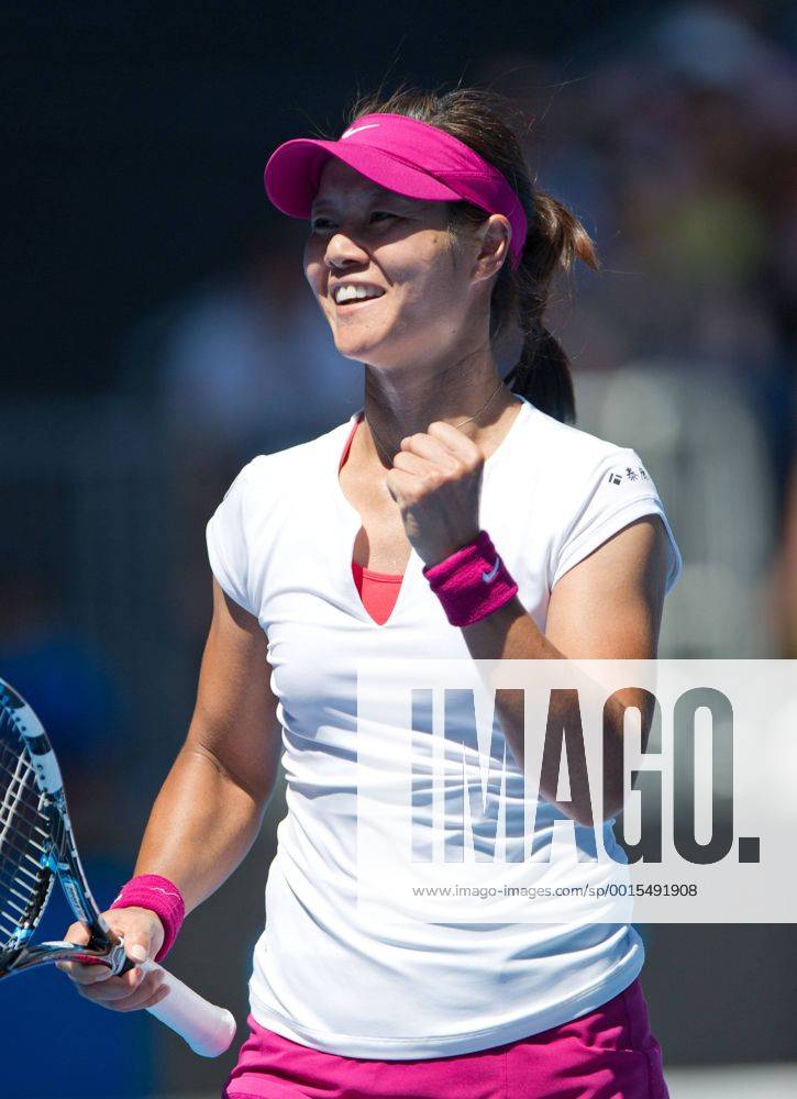 (140117) -- MELBOURNE, Jan. 17, 2014 (Xinhua) -- Li Na of China celebrates after winning her women s singles third round match against Lucie Safarova of Czech Republic at Australian Open tennis tournament in Melbourne, Australia, Jan. 17, 2014. Li Na won 2-1. (Xinhua Bai Xue) (SP)AUSTRALIA-MELBOURNE-TENNIS-LI NA