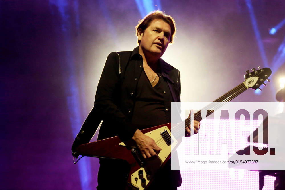Bilder des Jahres 2022, Entertainment 04 April Entertainment Themen der Woche KW14 Music Concert Simple Minds Tour 2022 CHARLIE BURCHILL during the Simple Minds 40 years of hits tour 2022 at Resorts World Arena, Birmingham, United Kingdom on 7 April 2022. Birmingham Resorts World Arena United Kingdom Editorial use only ,