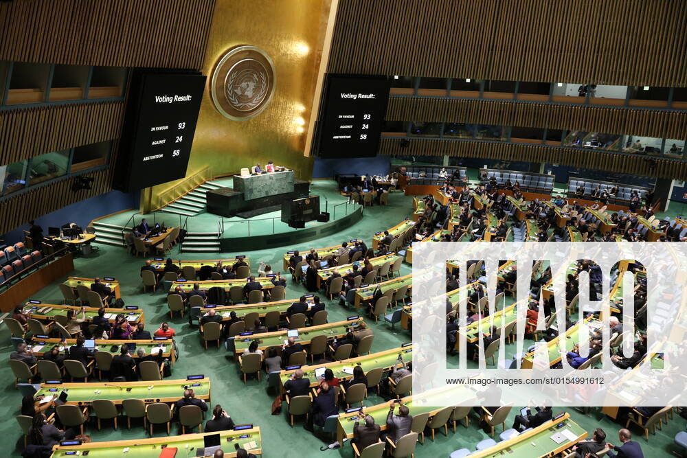 Ukraine-Konflikt, New York, Dringlichkeitssitzung der UN-Generalversammlung (220408) -- UNITED NATIONS, April 8, 2022 -- Photo taken on April 7, 2022 shows the voting result of the draft resolution, Suspension of the rights of membership of the Russian Federation in the Human Rights Council, during the UN General Assembly Special Emergency Session on Ukraine at the UN headquarters in New York. The UN General Assembly adopted a resolution on Thursday that allows the assembly to suspend the Russian Federation s membership in the Geneva-based UN Human Rights Council. ) UN-GENERAL ASSEMBLY-RESOLUTION-VOTE XiexE