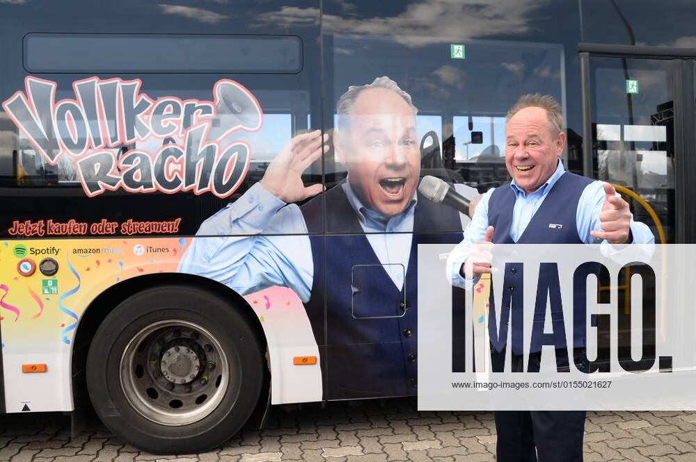 Vollker Racho, bürgerlich Rodney Greie, stellt seinen neuen Busfahrer-Song: Ich fahr ˜nen Linienbus auf dem VHH-Betriebshof in Schenefeld vor. Vollker Racho, 50, stand 16 Jahre lang mit Hits wie mit Partyhits wie Das rote Pferd oder Eine Insel mit zwei Bergen in Clubs, Diskotheken und Bars in ,Deutschland und auf Mallorca, auf der Bühne. Aufgrund der Corona-Pandemie und den damit verbundenen Einschränkungen im Eventbereich hatte sich der zweifache Familienvater Rodney Greie vor gut zwei Jahren umorientiert. Er sagte der Partybühne zumindest vorübergehend Lebewohl und machte eine Ausbildung zum Busfahrer. Seither ist Ro..dney Greie bei der VHH im Fahrdienst tätig. Hamburg, der 08.04.2022 Von der Partybühne ans Le