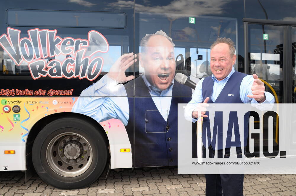 Vollker Racho, bürgerlich Rodney Greie, stellt seinen neuen Busfahrer-Song: Ich fahr ˜nen Linienbus auf dem VHH-Betriebshof in Schenefeld vor. Vollker Racho, 50, stand 16 Jahre lang mit Hits wie mit Partyhits wie Das rote Pferd oder Eine Insel mit zwei Bergen in Clubs, Diskotheken und Bars in ,Deutschland und auf Mallorca, auf der Bühne. Aufgrund der Corona-Pandemie und den damit verbundenen Einschränkungen im Eventbereich hatte sich der zweifache Familienvater Rodney Greie vor gut zwei Jahren umorientiert. Er sagte der Partybühne zumindest vorübergehend Lebewohl und machte eine Ausbildung zum Busfahrer. Seither ist Ro..dney Greie bei der VHH im Fahrdienst tätig. Hamburg, der 08.04.2022 Von der Partybühne ans Le