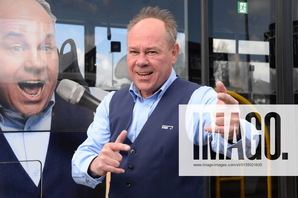 Vollker Racho, bürgerlich Rodney Greie, stellt seinen neuen Busfahrer-Song: Ich fahr ˜nen Linienbus auf dem VHH-Betriebshof in Schenefeld vor. Vollker Racho, 50, stand 16 Jahre lang mit Hits wie mit Partyhits wie Das rote Pferd oder Eine Insel mit zwei Bergen in Clubs, Diskotheken und Bars in ,Deutschland und auf Mallorca, auf der Bühne. Aufgrund der Corona-Pandemie und den damit verbundenen Einschränkungen im Eventbereich hatte sich der zweifache Familienvater Rodney Greie vor gut zwei Jahren umorientiert. Er sagte der Partybühne zumindest vorübergehend Lebewohl und machte eine Ausbildung zum Busfahrer. Seither ist Ro..dney Greie bei der VHH im Fahrdienst tätig. Hamburg, der 08.04.2022 Von der Partybühne ans Le