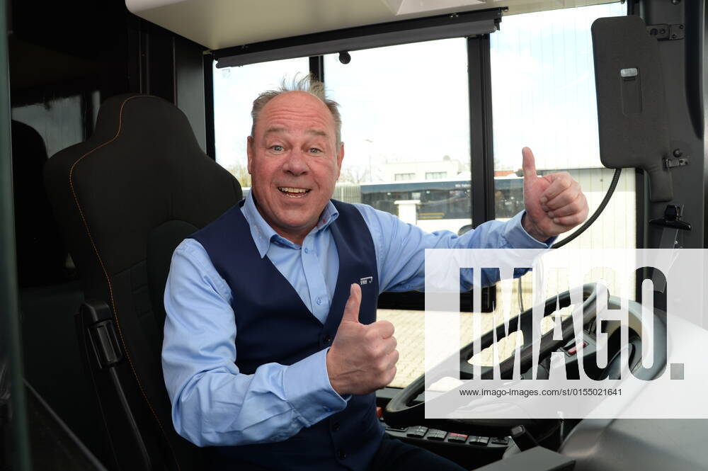 Vollker Racho, bürgerlich Rodney Greie, stellt seinen neuen Busfahrer-Song: Ich fahr ˜nen Linienbus auf dem VHH-Betriebshof in Schenefeld vor. Vollker Racho, 50, stand 16 Jahre lang mit Hits wie mit Partyhits wie Das rote Pferd oder Eine Insel mit zwei Bergen in Clubs, Diskotheken und Bars in ,Deutschland und auf Mallorca, auf der Bühne. Aufgrund der Corona-Pandemie und den damit verbundenen Einschränkungen im Eventbereich hatte sich der zweifache Familienvater Rodney Greie vor gut zwei Jahren umorientiert. Er sagte der Partybühne zumindest vorübergehend Lebewohl und machte eine Ausbildung zum Busfahrer. Seither ist Ro..dney Greie bei der VHH im Fahrdienst tätig. Hamburg, der 08.04.2022 Von der Partybühne ans Le
