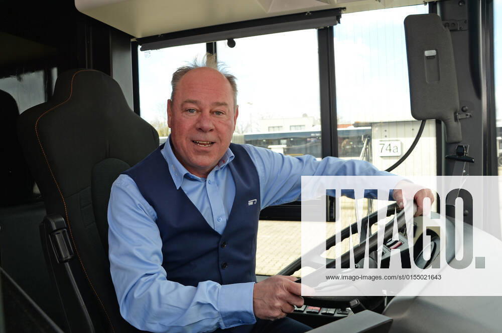 Vollker Racho, bürgerlich Rodney Greie, stellt seinen neuen Busfahrer-Song: Ich fahr ˜nen Linienbus auf dem VHH-Betriebshof in Schenefeld vor. Vollker Racho, 50, stand 16 Jahre lang mit Hits wie mit Partyhits wie Das rote Pferd oder Eine Insel mit zwei Bergen in Clubs, Diskotheken und Bars in ,Deutschland und auf Mallorca, auf der Bühne. Aufgrund der Corona-Pandemie und den damit verbundenen Einschränkungen im Eventbereich hatte sich der zweifache Familienvater Rodney Greie vor gut zwei Jahren umorientiert. Er sagte der Partybühne zumindest vorübergehend Lebewohl und machte eine Ausbildung zum Busfahrer. Seither ist Ro..dney Greie bei der VHH im Fahrdienst tätig. Hamburg, der 08.04.2022 Von der Partybühne ans Le