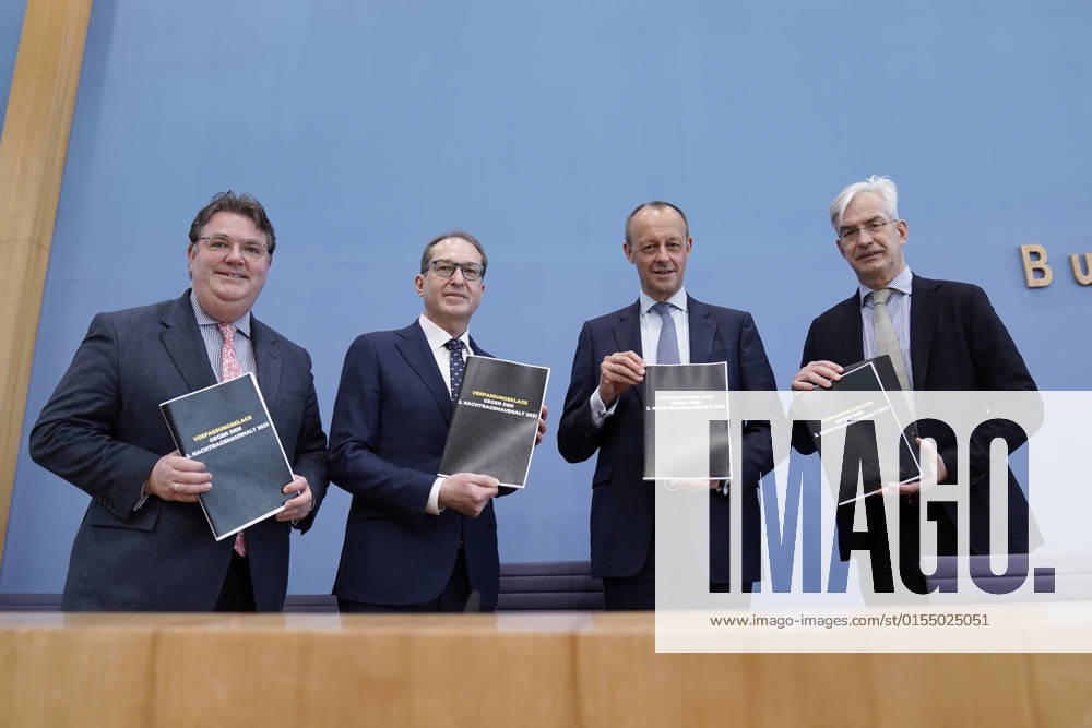 Federal press conference lawsuit against the second supplementary budget law 2021 News,08 04 2022,Berlin,Group photo Friedrich Merz, parliamentary group leader CDU together with Alexander Dobrindt, First Deputy Chairman and Chai