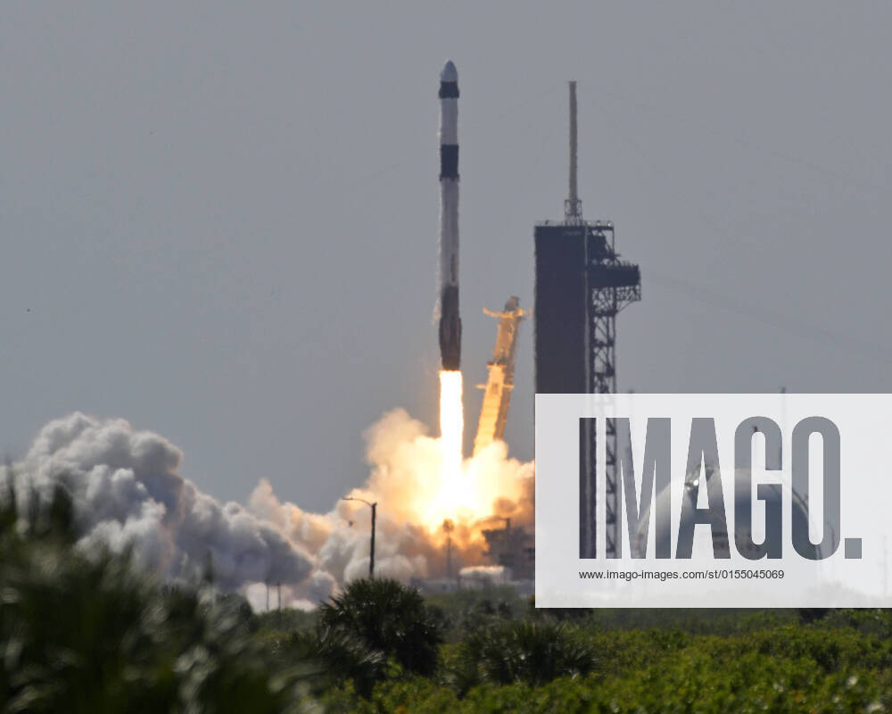 A SpaceX Falcon 9 rocket launches the first commercial crew of four for Axiom Space to the International Space Station from Complex 39A at the Kennedy Space Center, Florida on Friday, April 8, 2022. KSP202204080058 JOExMARINO