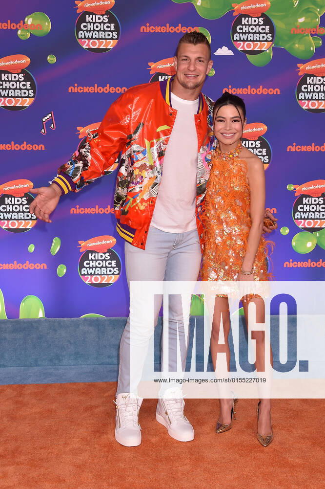 SANTA MONICA, CA - APRIL 9: Rob Gronkowski and Miranda Cosgrove at the 2022 Nickelodeon Kids Choice Awards at the Barker Hangar in Santa Monica, California on April 9, 2022.