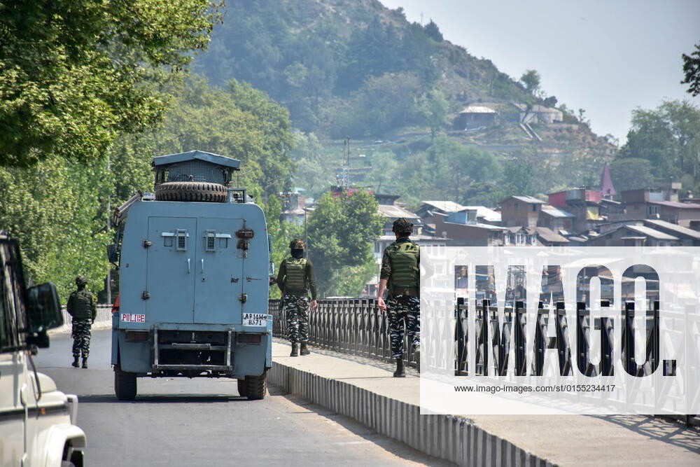 Paramilitary troopers patrol following the encounter between government forces and militants. A top militant commander was among two militants killed while two cops and a CRPF trooper were injured in a gunfight in Srinagar. Srinagar India - ZUMAs197 20220410_zaa_s197_050