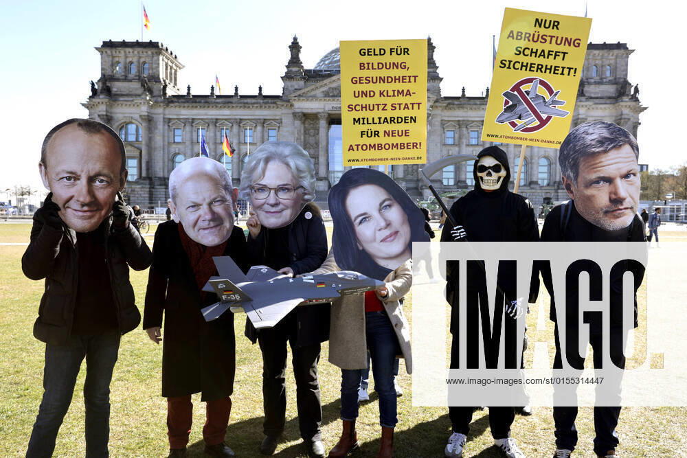 Demonstration of the organization International Campaign to Abolish Nuclear weapons ICAN in front of the Reichstag ICAN is against the procurement of new delivery systems, such as the fighter aircraft F 35, for the US nuclear weapons in Germany The demonstration runs under the motto ãAtombomber, Nein DankeÒ DEU, Berlin